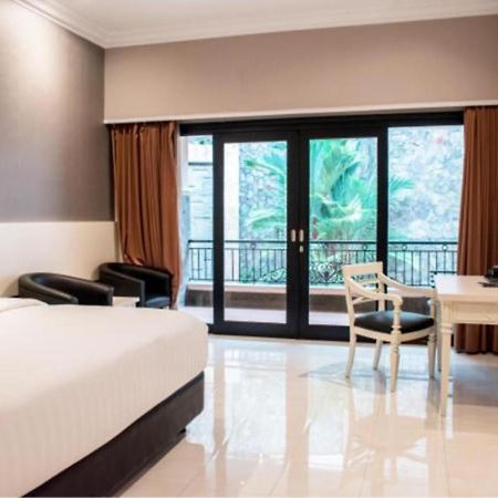 Luminor Hotel Jember By Wh Экстерьер фото