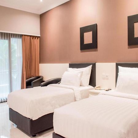 Luminor Hotel Jember By Wh Экстерьер фото