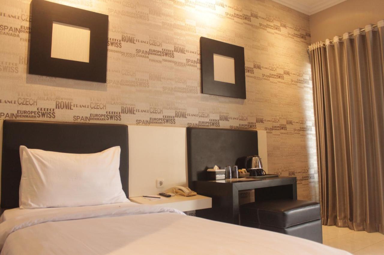 Luminor Hotel Jember By Wh Экстерьер фото
