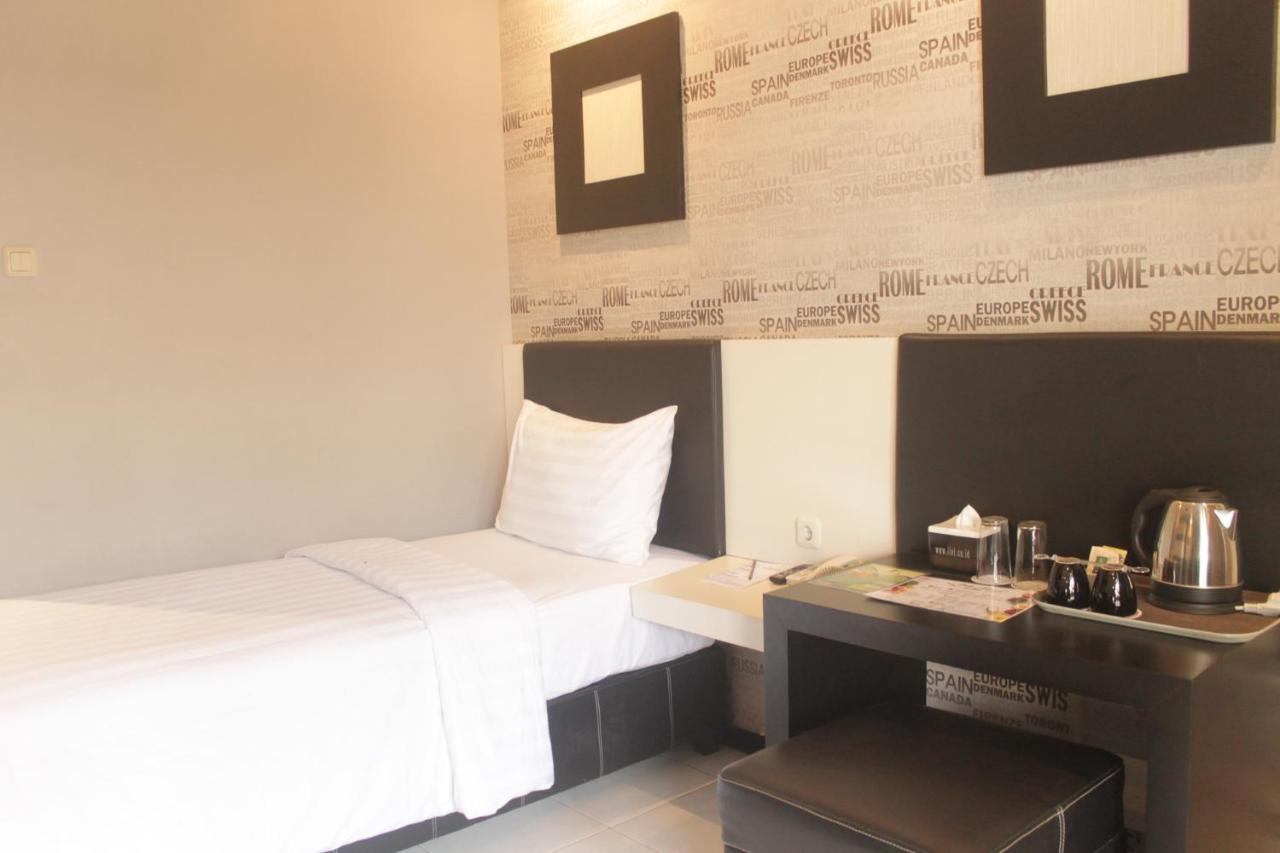 Luminor Hotel Jember By Wh Экстерьер фото
