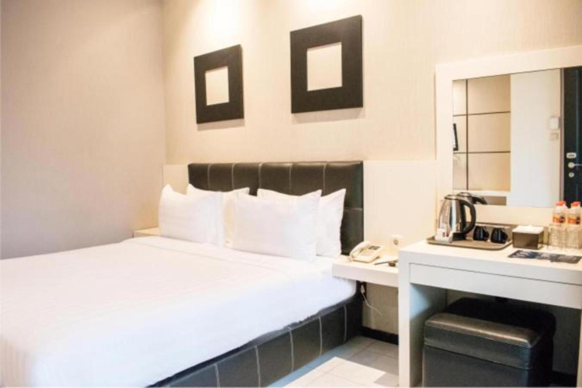 Luminor Hotel Jember By Wh Экстерьер фото