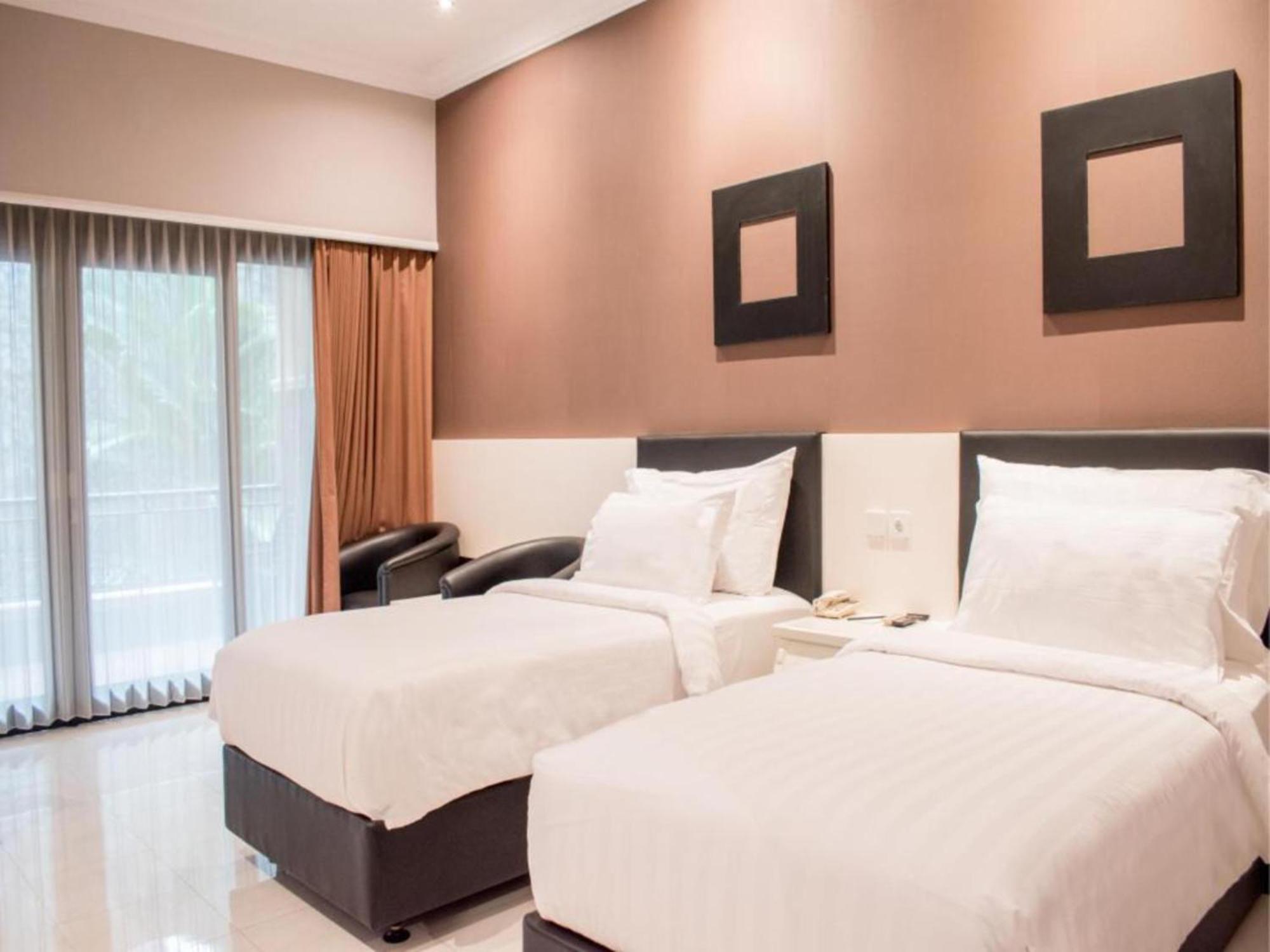 Luminor Hotel Jember By Wh Экстерьер фото