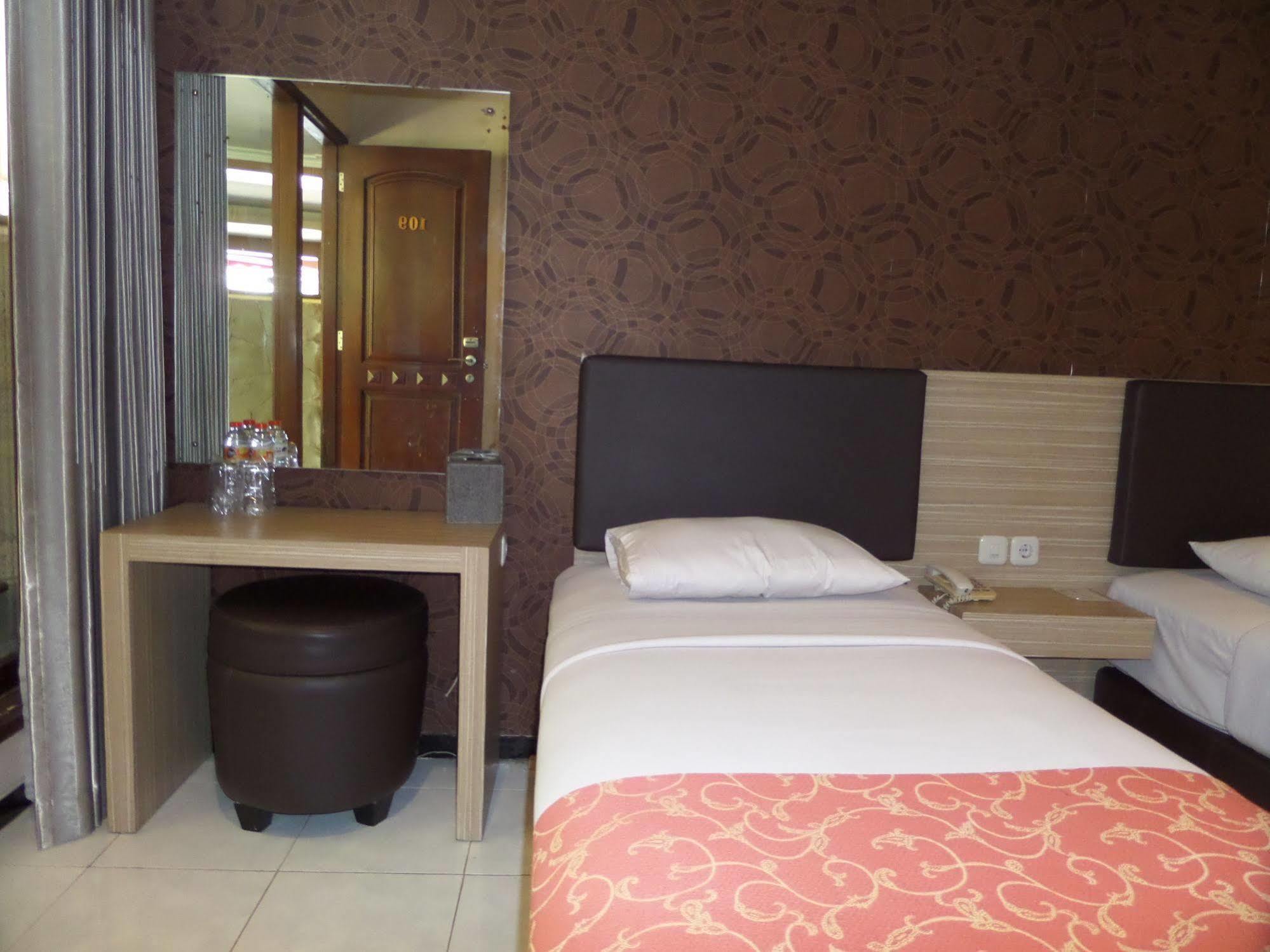 Luminor Hotel Jember By Wh Экстерьер фото
