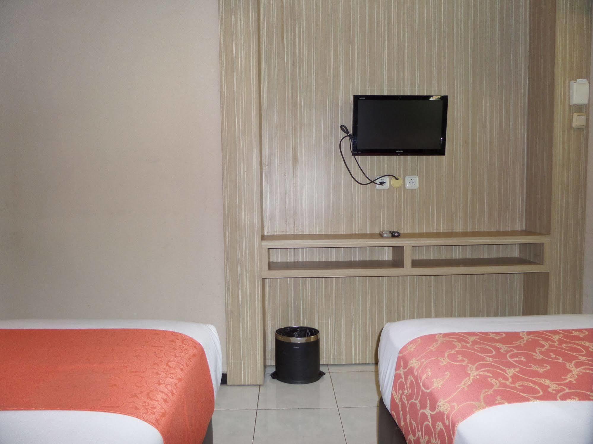 Luminor Hotel Jember By Wh Экстерьер фото
